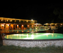 Piscina dolce di notte